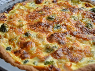 Torta de frango com queijo fit gratinada fatiada em forma