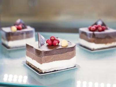 Bolo de cenoura low carb coberto com ganache de cacau fatiado