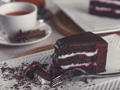Tres versoes de brownie fit em porcoes quadradas sobre papel-manteiga