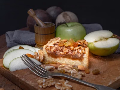 Bolo de coco fit fatiado com cobertura de coco ralado tostado