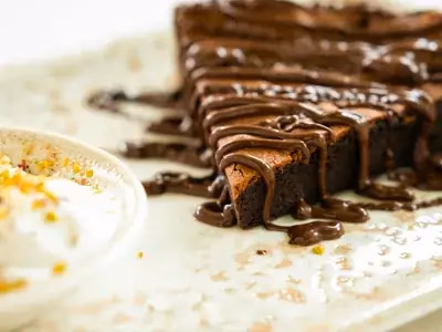 Quadradinhos de brownie fit de batata doce com cacau polvilhado