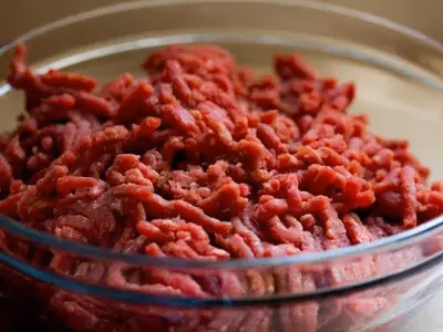 Frigideira com carne moída temperada e cubos de abobrinha verde