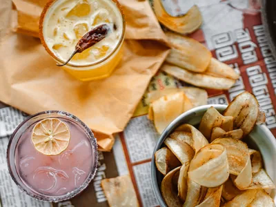 Chips de banana fit crocantes em bowl de madeira com canela polvilhada