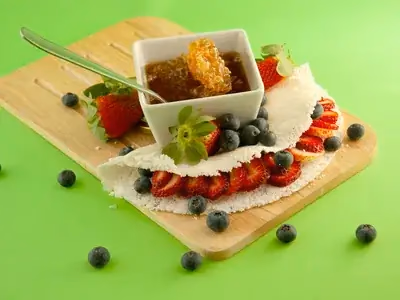 Crepioca dourada dobrada ao meio com queijo branco derretendo