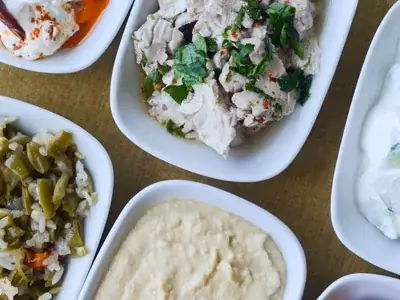 Filé de frango dourado coberto com molho cremoso de iogurte e ervas verdes