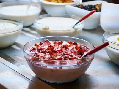 Gelatina proteica de morango em taça com morangos frescos