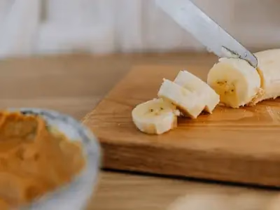 Mesa com variedade de opcoes de cafe da manha low carb coloridas e saudaveis
