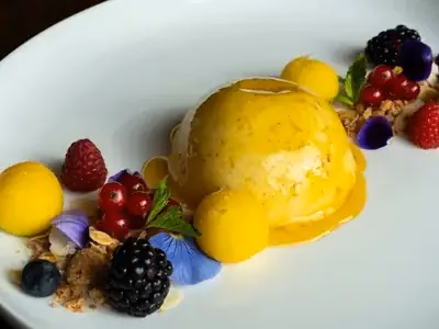 Mousse de abacate proteico com chocolate em pote de vidro com framboesas