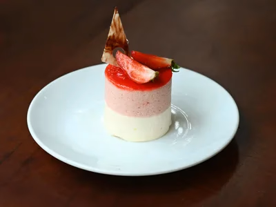 Mousse de morango fit em tacinha de vidro com morango fresco por cima