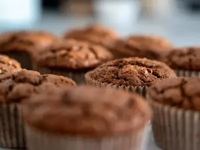 Muffins de chocolate proteico em forma de papel com textura úmida