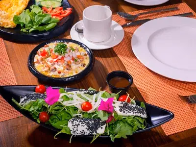 Omelete dourada com espinafre e queijo cottage no prato