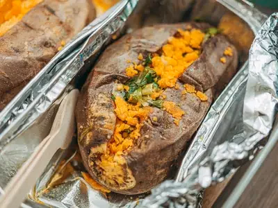 Omelete de espinafre dobrado ao meio em frigideira antiaderente