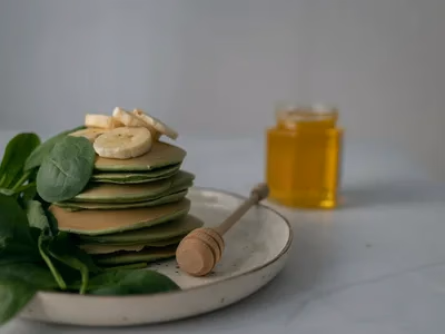 Panquecas fininhas empilhadas sem gluten e sem lactose com frutas frescas por cima