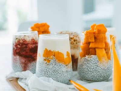 Pudim de coco low carb desenformado em prato branco com coco ralado por cima