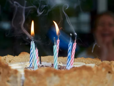 Bolo de aniversario low carb de chocolate com recheio de coco e morangos frescos por cima