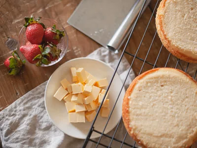 Fatia de bolo low carb de cenoura com coco em prato branco com canela polvilhada