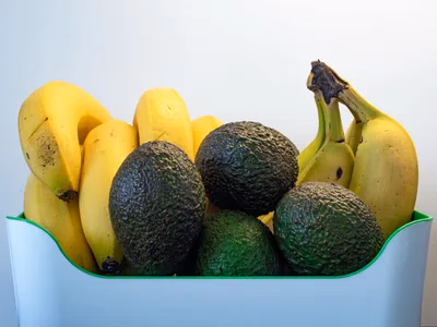 Shake detox de banana verde cremoso em copo alto com sementes de chia por cima
