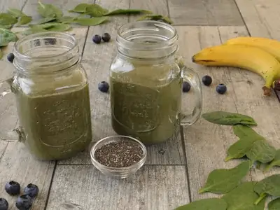 Smoothie verde detox em copo alto com folhas de hortelã