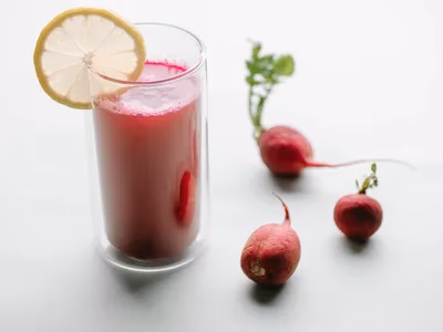 Copo de suco verde para desinchar com abacaxi e hortelã, servido com gelo
