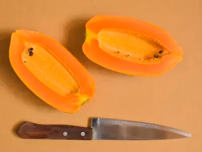 Vitamina de mamão laranja com linhaça em copo de vidro