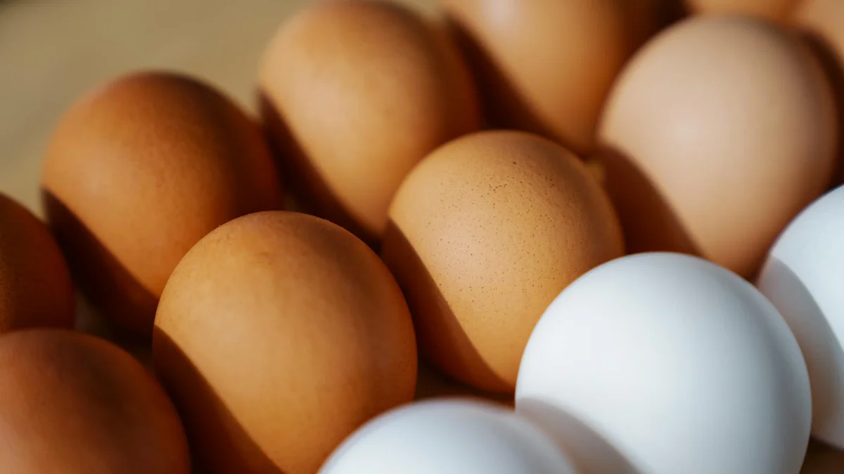 Alimentos ricos em proteína sobre mesa de madeira