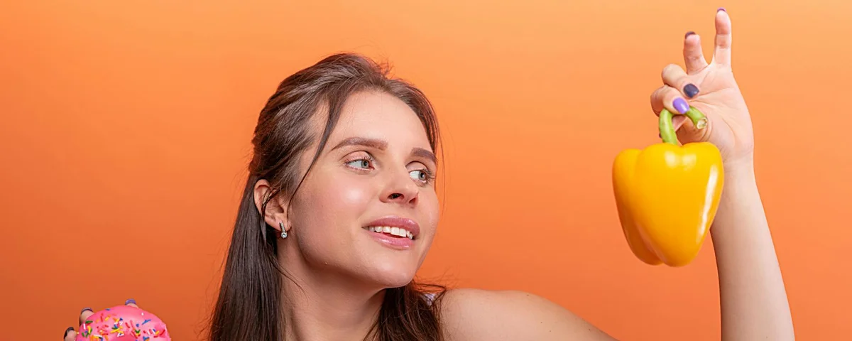 Mesa com alimentos saudáveis, caderno de nutrição e frutas coloridas