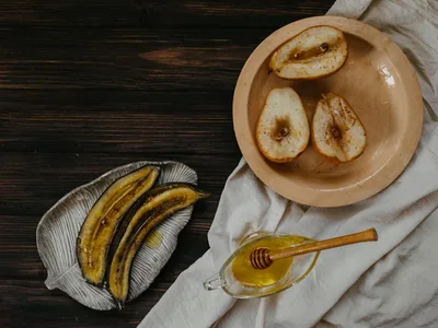 Selecao de bolos de banana fit com diferentes coberturas e acompanhamentos em mesa