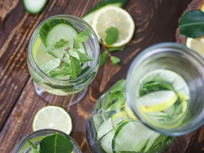 Jarra de água detox transparente com rodelas de pepino e folhas de hortelã