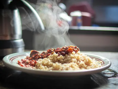 Prato com arroz integral e feijão carioca caldo temperado com salsinha