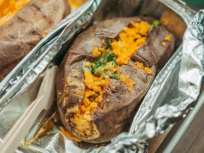 Batata doce assada aberta ao meio com fio de mel e canela