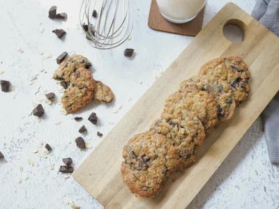 Biscoitos de aveia e banana dourados em prato rústico de madeira