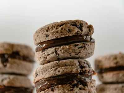 Casadinhos fit de farinha de amendoas com recheio de coco e amendoim em bandeja de madeira