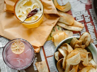 Chips de banana fit crocantes em bowl de madeira com canela polvilhada