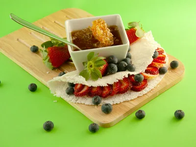 Crepioca dourada dobrada ao meio com queijo branco derretendo