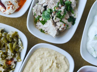 Filé de frango dourado coberto com molho cremoso de iogurte e ervas verdes