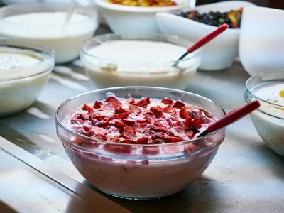 Gelatina proteica de morango em taça com morangos frescos