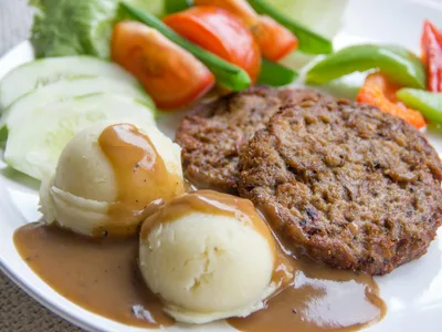 Hambúrguer de grão-de-bico grelhado servido com salada verde