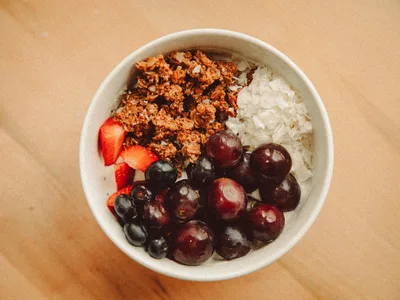 Bowl de iogurte grego com frutas vermelhas coloridas e granola