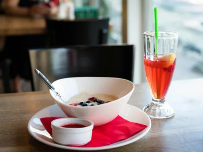 Mingau de aveia cremoso em tigela com frutas vermelhas e chia