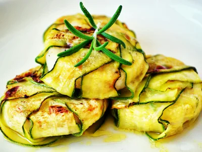 Mini pizzas de abobrinha com molho de tomate e queijo derretido em assadeira
