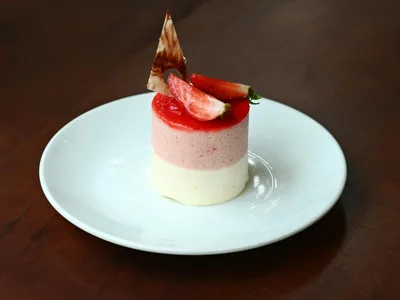 Mousse de morango fit em tacinha de vidro com morango fresco por cima