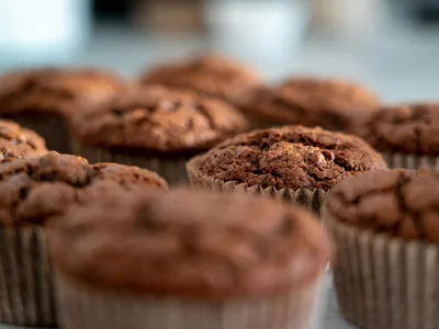 Muffins de chocolate proteico em forma de papel com textura úmida