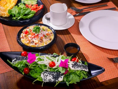 Omelete dourada com espinafre e queijo cottage no prato