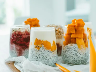 Pudim de coco low carb desenformado em prato branco com coco ralado por cima