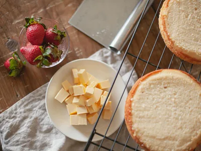 Fatia de bolo low carb de cenoura com coco em prato branco com canela polvilhada