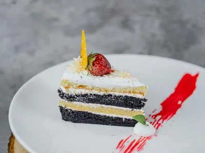 Bolo low carb de banana fatiado em tabua de madeira com canela polvilhada