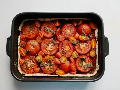 Torta salgada low carb de frango e legumes fatiada em tabuleiro de madeira