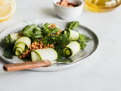 Omelete fit recheada com frango e legumes aberta em frigideira com queijo derretido