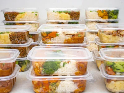 Wrap de alface com frango e hummus ao lado de outros lanches saudaveis rapidos