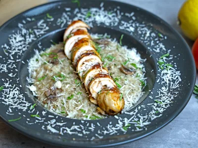 Prato de risoto cremoso de couve-flor com frango desfiado e parmesão
